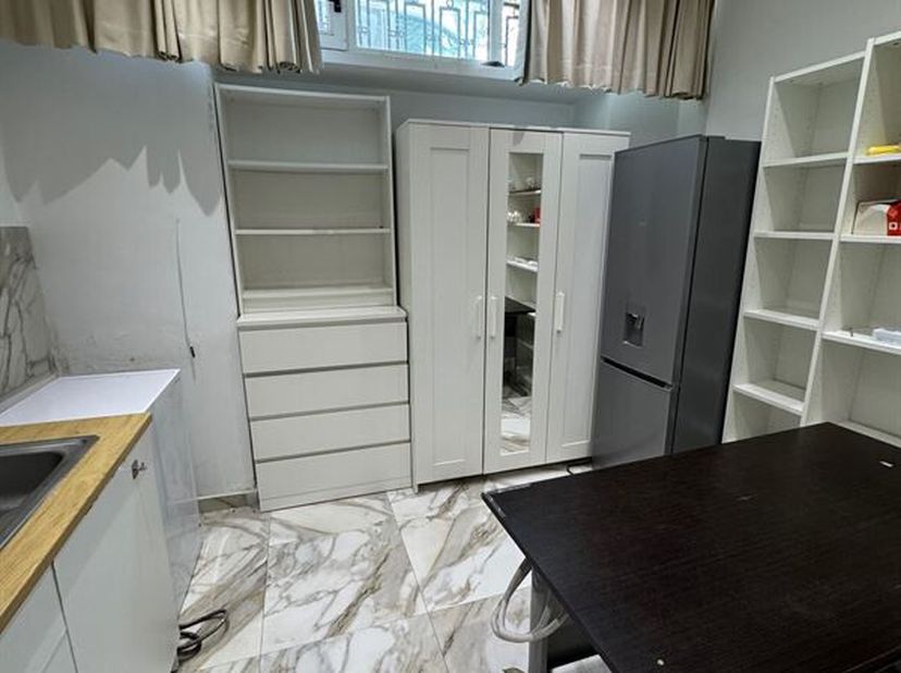 Sint-Katelijnekwartier - Kantoorruimte van +/- 35m² - Kelder / 5 verdiepingen: Bestaande uit: een kantoorruimte van +/- 26m², een half ingerichte keuk