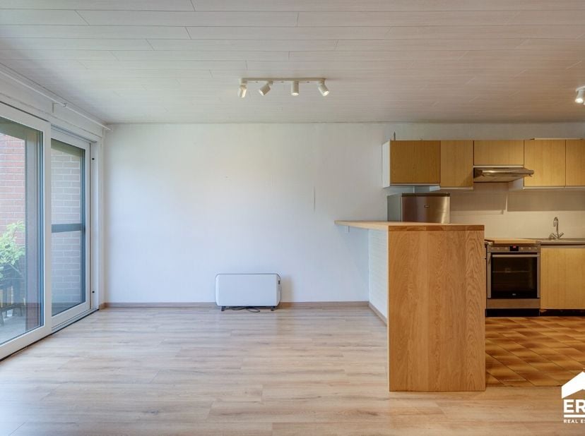 Te koop: instapklaar twee slaapkamerappartement met balkon, garagebox en autostaanplaats, rustig gelegen in een groene omgeving te Genk.Dit verzorgd a
