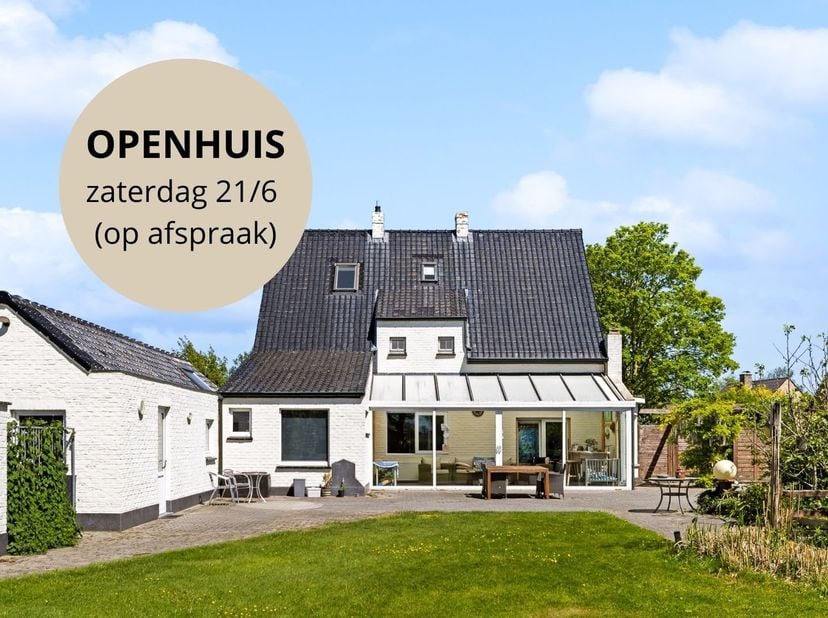 Wie op zoek is naar ruimte, karakter en mogelijkheden, voelt zich hier meteen thuis. Deze alleenstaande villa op een perceel van 2.345 m² combineert e