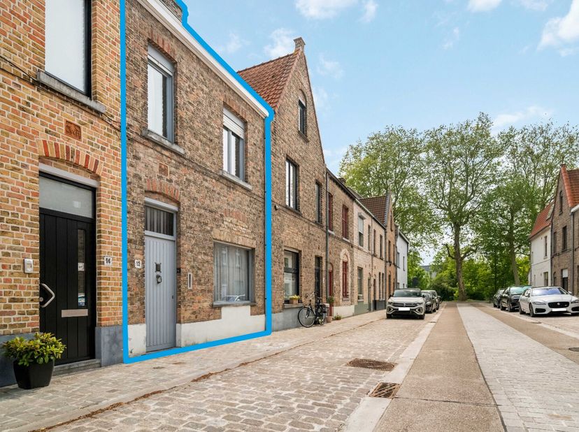 BRUGES - PRIX DE DÉPART - MAISON BIEN SITUÉE (à rénover) à Christus Koning, avec 3 chambres et jardin de ville. Beaucoup de potentiel : hall d'entrée,