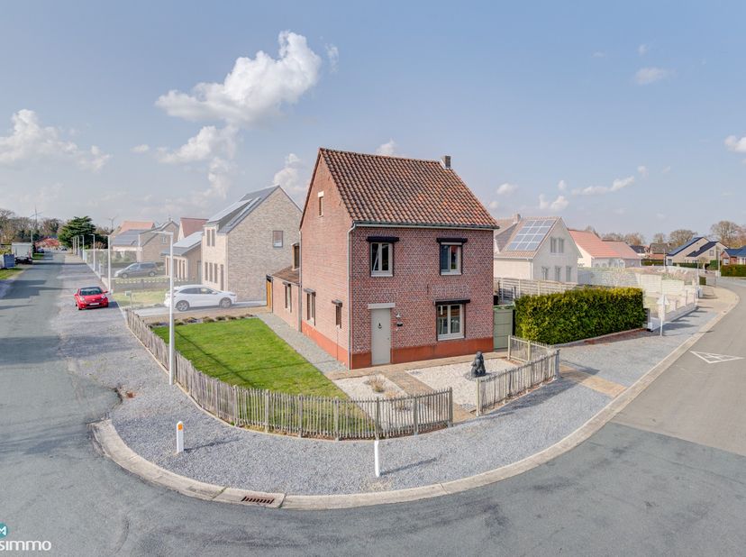 GERENOVEERDE, INSTAPKLARE VRIJSTAANDE WONING MET 3 SLAAPKAMERS IN NEEROETEREN (MAASEIK)<br />
<br />
*** Bekijkt U deze woning via een aanverwante web
