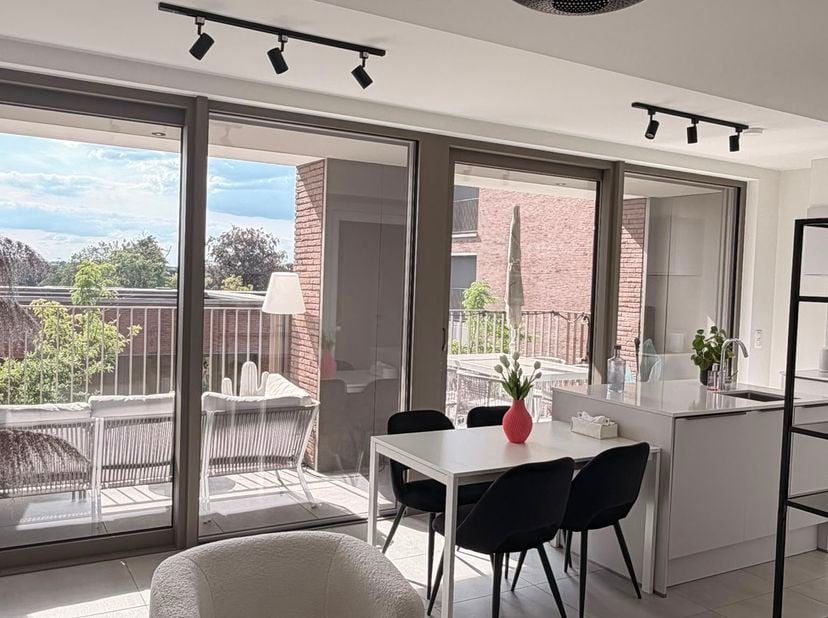 Mooi en recent appartement, gelegen in Quartier Bleu. op de 4de verdieping. <br />
Je geniet van een mooi uitzicht op de binnentuin en de stad Hasselt