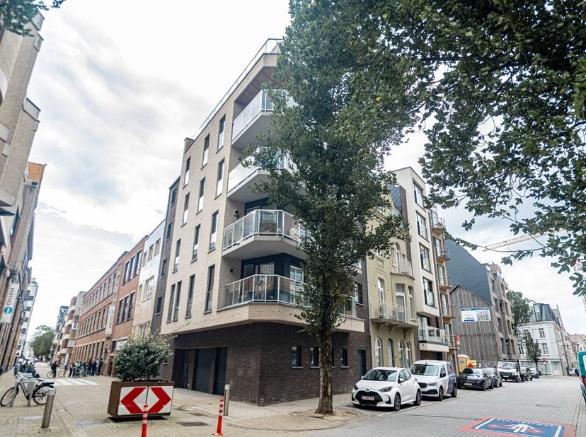 Nieuwbouw dakappartement op loopafstand van de Visserskaai.<br />
met inkomhal, living met open ingerichte keuken, berging, badkamer met inloopdouche,