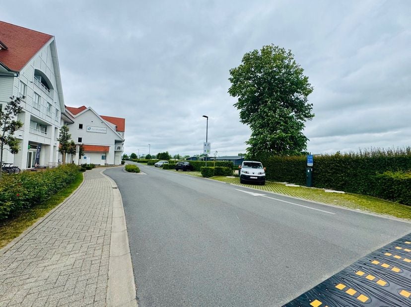 Place de parking extérieure à vendre à l'hôtel Ibis de Nieuwpoort-Stad, près du monument Albert. Possibilité d'acheter trois places debout côte à côte