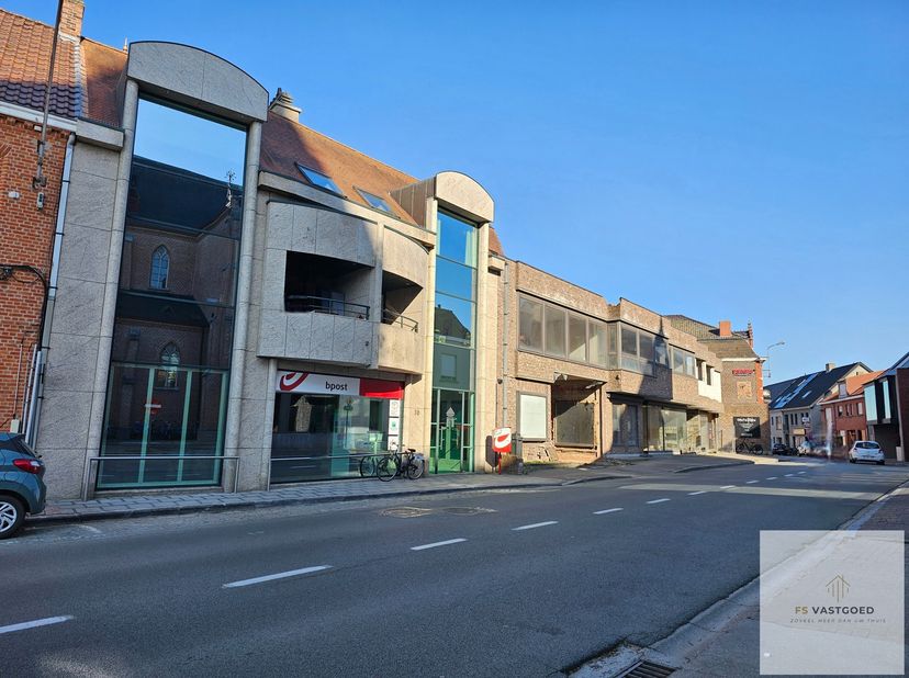 Op zoek naar comfortabel wonen in het hart van Knesselare? Dit instapklare appartement combineert een centrale ligging met alle moderne comfort en een