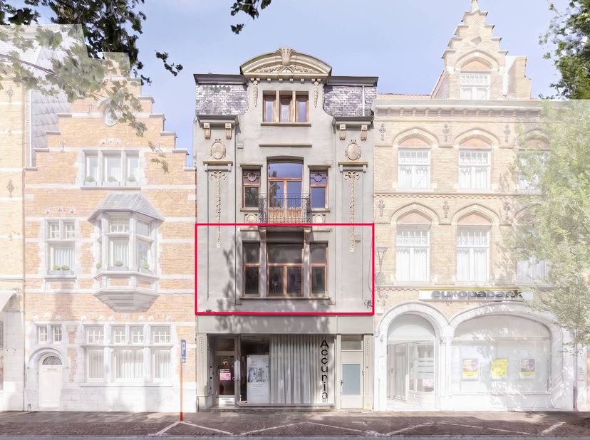 Karaktervol appartement met één slaapkamers en terras. Dit perfect onderhouden appartement onderging in 2019 een totale renovatie. Gelegen achter een
