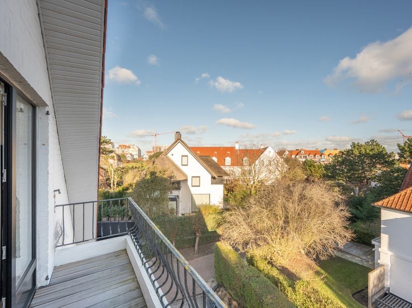 Stijlvol gerenoveerd appartement in een charmante villaresidentie, uitzonderlijk gelegen in het hart van het Zoute, vlakbij het Dominicanenkerkje. Ind