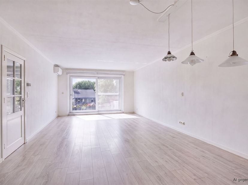 Ruim, gerenoveerd 2-slaapkamer appartement met terras, garagebox en aparte berging, gelegen vlak bij het centrum van Maaseik.<br />
 <br />
ALGEMEEN