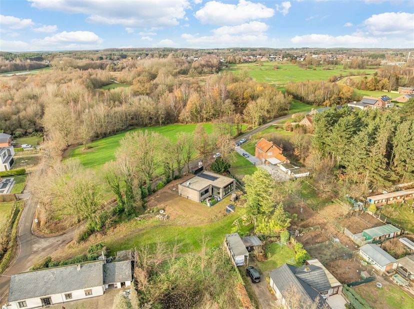 Prachtige bouwgrond in groene omgeving te Lummen<br />
In de rustige en groene Sint-Annastraat 93 te Lummen bevindt zich deze mooie bouwgrond voor een