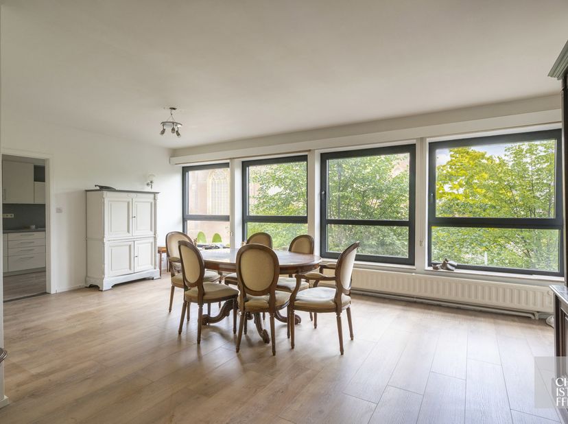 INDELING:<br />
<br />
Het appartement bevindt zich op de tweede verdieping van de residentie en is voorzien van een inkomhal, toilet, woonkamer met z