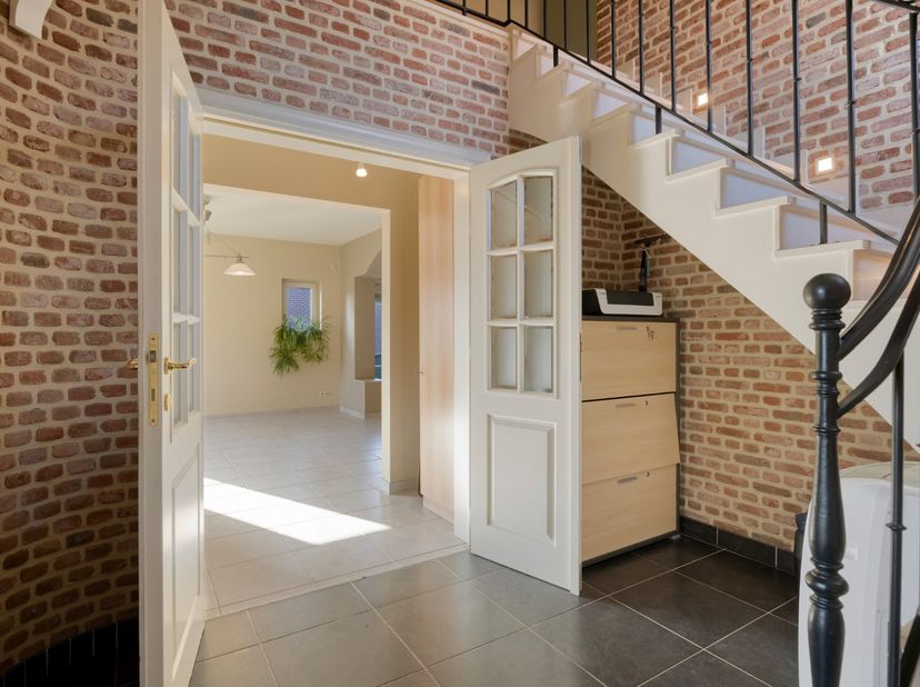 Deze ruime woning is gelegen op een prachtig perceel van 1.474 m² met een praktisch bijgebouw van maar liefst 75 m², een ingebouwd zwembad en een pool