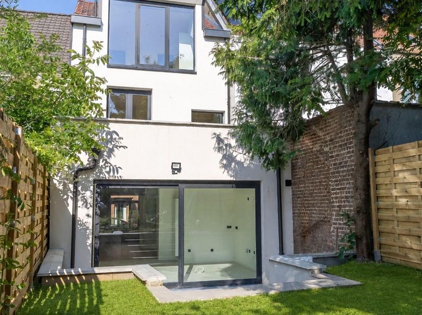 Property One, uw vastgoedpartner in Ukkel, biedt u deze prachtige eengezinswoning aan, ideaal gelegen nabij het station van Calevoet, in een rustige e