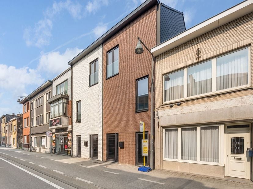 Deze moderne stadswoning met een bewoonbare oppervlakte van maar liefst 208 m² is volledig afgewerkt en instapklaar. Dankzij de doordachte indeling, d