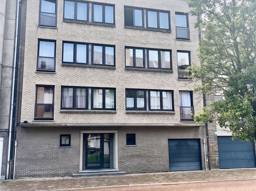 Magnifiek appartement op de eerste verdieping met privatieve autostaanplaats, fietsenberging en ruim zonneterras. <br />
Dit pand omvat een inkomhal,