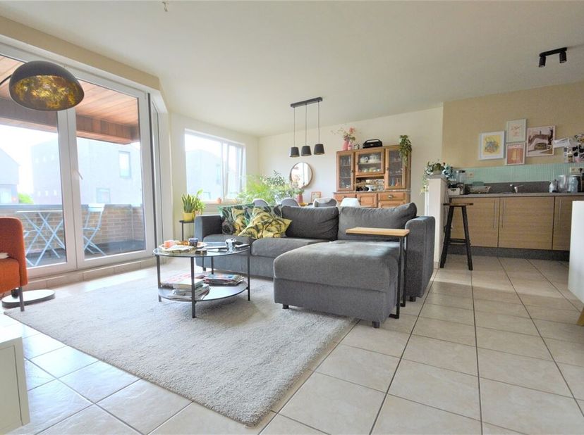 Instapklaar appartement op eerste verdieping met terras en garage.<br />
Gezellig lichtrijk appartement op de 1ste verdieping (geen lift) gelegen in k
