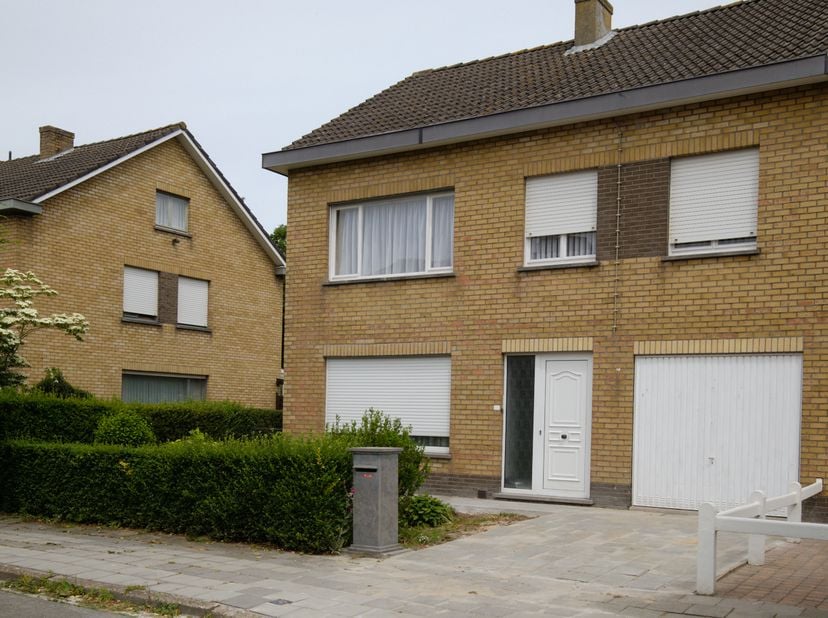 HALFOPEN BEBOUWING - <br />
<br />
Gelegen op wandelafstand van het centrum van Brugge en met een vlotte verbinding naar het station en de oprit naar