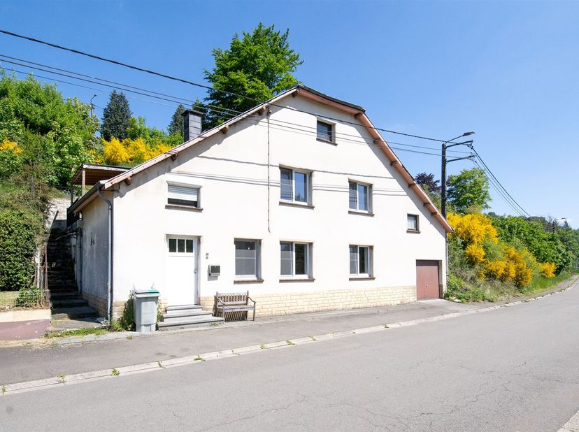 W Immobilière biedt u in Habay-la-Neuve een volledig gerenoveerde vrijstaande woning aan, gelegen in een rustige en aangename buurt. Deze woning besch