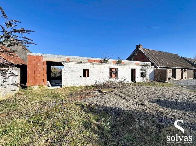 Ontdek deze uiterst rustig gelegen, verder af te werken woning op een perceel van 850 m² in het charmante Bellem. Deze eigendom biedt een unieke kans
