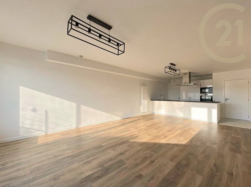 Century 21 Alliance-Demeuse vous propose ce superbe appartement de standing entièrement neuf, idéalement situé au rez-de-chaussée, en plein centre d’A