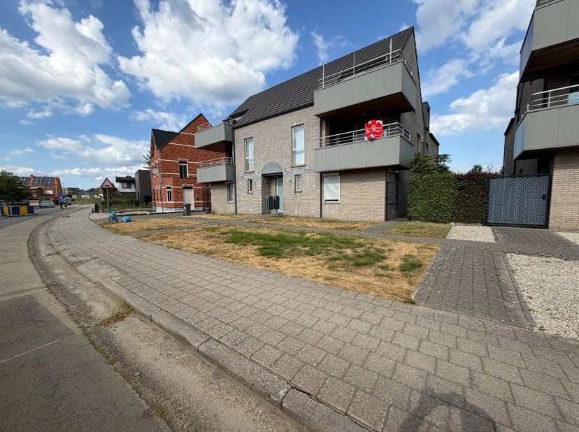 Ligging:<br />
Het appartement is centraal gelegen in Geel.<br />
Hierdoor liggen alle faciliteiten die Geel te bieden heeft op wandelafstand (horeca,
