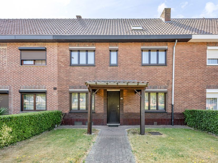 Bent u op zoek naar een gezellige woning met mogelijkheden om er uw eigen thuis van te maken? Dan is deze charmante woning gelegen in de&amp;nbsp;Bremstra