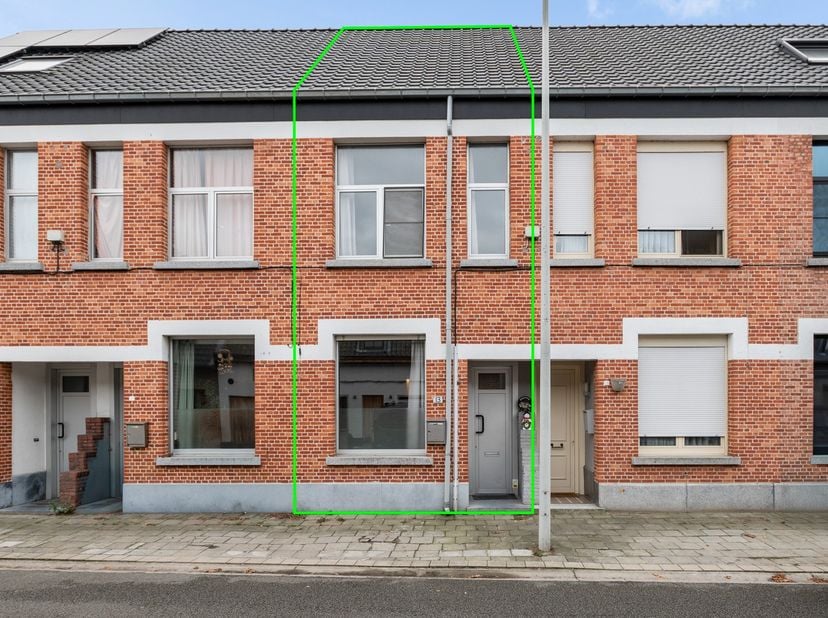 Bent u op zoek naar een leuke woning op rustige doch goed bereikbare locatie, dan is deze zeker geschikt voor u.<br />
Deze aangename en praktisch ind