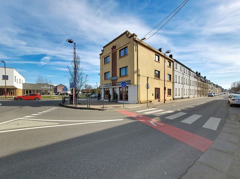 W Immobilière biedt in het centrum van Aarlen, OP WANDELAFSTAND VAN HET STATION, een ruim appartement met drie slaapkamers van 128 m² aan.<br />
Het p