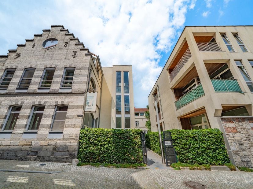 Schitterend duplex appartement 2 slaapkamers met terras van 33 m2 in hartje Doornik.<br />
Gelegen op de begane grond van een recente residentie, zal