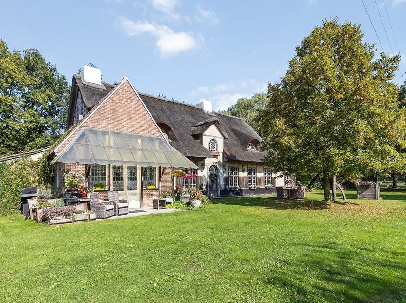 Op een prachtige locatie in een rustige, groene omgeving te Heist-op-den-Berg bevindt zich deze ruime, zuid georiënteerde hoeve op een mooi perceel va