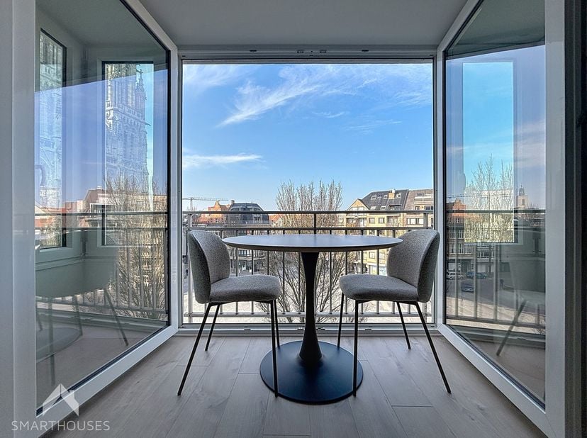 Dit volledig gerenoveerde (2025) en energiezuinige appartement op de vierde verdieping combineert het beste van twee werelden: de dynamiek van de stad