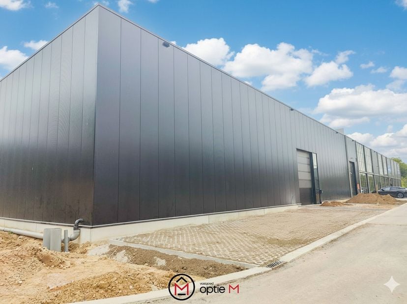 Deze ruime KMO-unit van 876 m² is zeer centraal gelegen in de bedrijvenzone Quartier Canal in Hasselt, tussen de Hasseltse Ring en het Albertkanaal. D