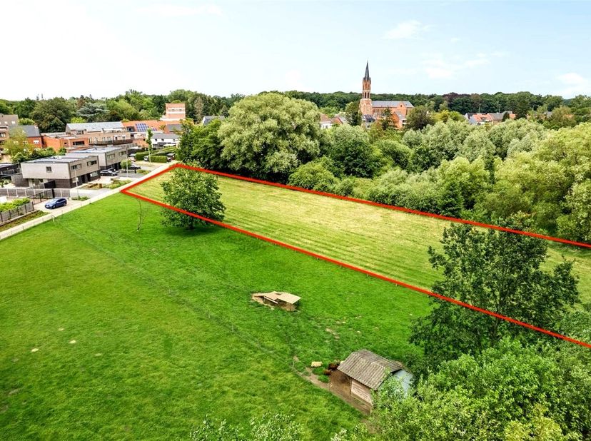 Aan de Elzenstraat in Booischot bevindt zich dit ruime perceel recreatiegrond van ca. 3.948 m².<br />
<br />
Het terrein heeft volgens de beschikbar