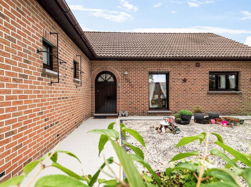 Karaktervolle villa (178 m²) voorzien van 4 slaapkamers en garage op een riant perceel van 944 m², centraal gelegen te Lint, biedt tal van mogelijkhed
