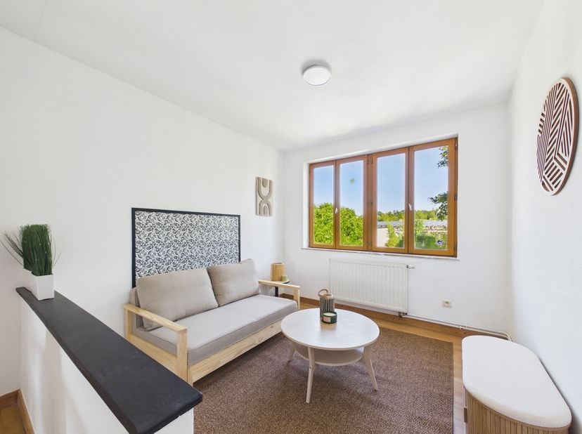 Ukkel – Ruime gemeubelde studio<br />
Deze ruime studio bevindt zich op de tweede verdieping van een rustig gebouw met drie wooneenheden. De studio is