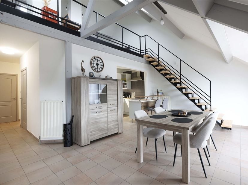 Knap lichtrijk duplex appartement met 2 slaapkamers en ondergrondse garage <br />
<br />
Ligging:<br />
+ Gelegen in de mooiste en best bereikbare