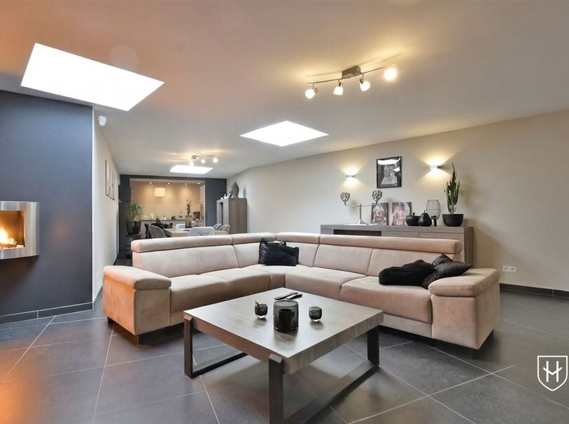 Commercieel gebouw op toplocatie met handelsgelijkvloers en royale bovenwoning met groot dakterras in hartje Lanaken.<br />
<br />
Dit volledig gemo