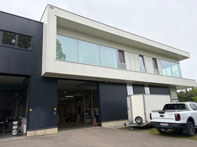 Op KMO-zone Eikaert ligt deze recente KMO-unit met een totale oppervlakte van 405m². De oprit van de E313 op 1km afstand zorgt voor een uitstekende on