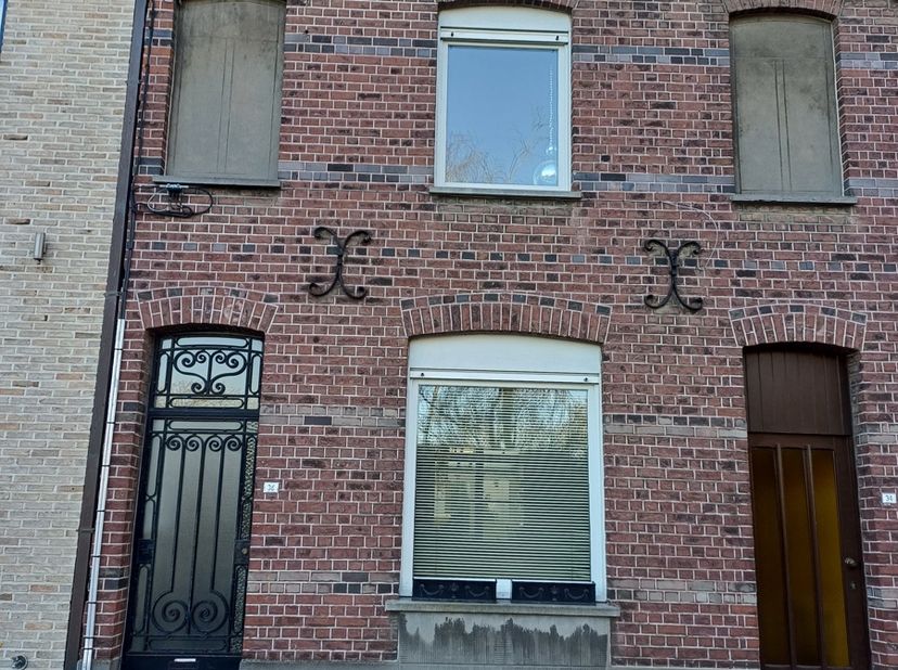Authentiek huisje in een heel rustige buurt met zuidgeoriënteerde tuin en zicht op groen.<br />
Op het gelijkvloers bevat deze woning een inkomhal, ee