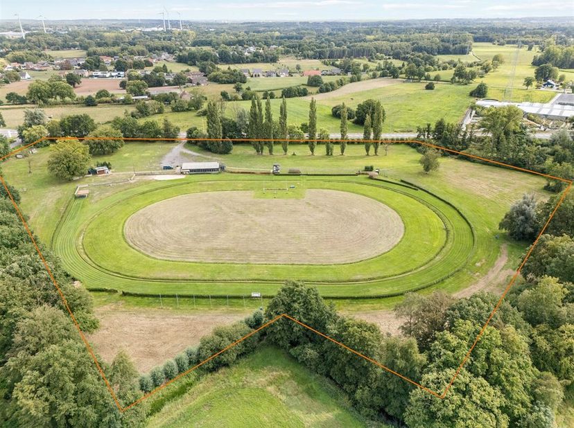 Perceel van circa 6 hectare landschappelijk waardevol agrarisch gebied te Paal.<br />
Belangrijkste troeven:<br />
- centrale ligging<br />
- accomoda