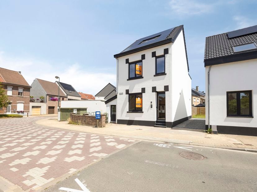 Deze volledig en modern gerenoveerde woning is uitstekend gelegen in het centrum van Bertem en combineert een hedendaagse uitstraling met energiezuini