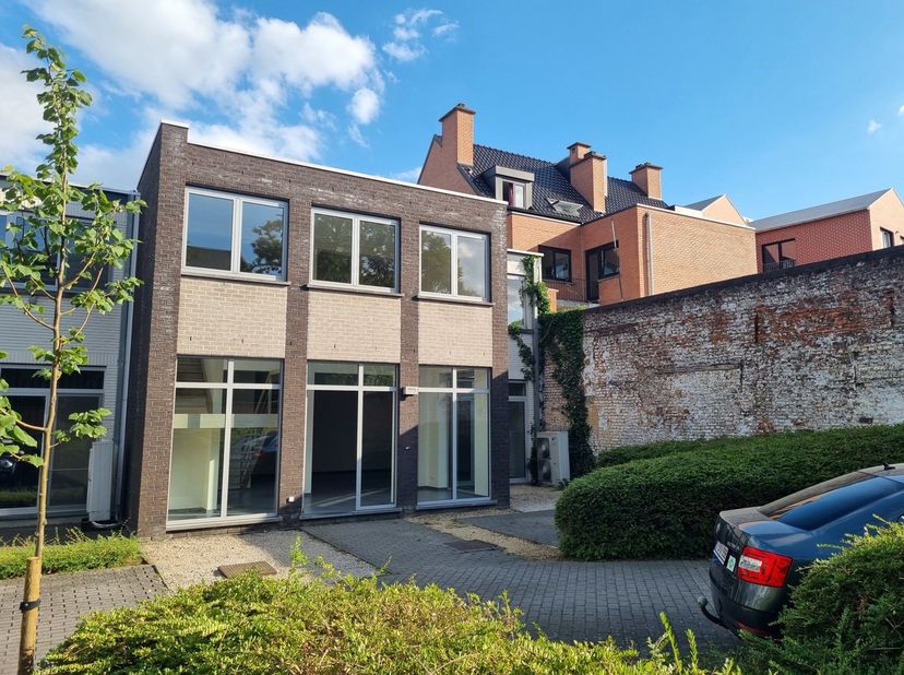 !Bezoeken kunnen uitsluitend worden aangevraagd via onze website: www.hetwoonburo.be. Klik bij het pand op 'Maak een afspraak'!<br />
Louis D'Haeselee