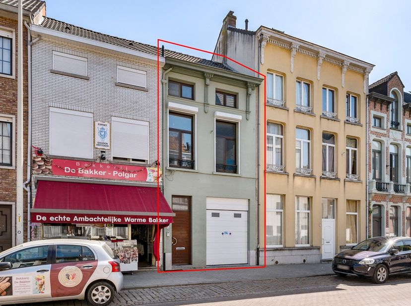 Gelegen in de Frederik Peltzerstraat 46 bevindt zich deze uitzonderlijk ruime woning boordevol mogelijkheden. Dankzij de unieke indeling is dit pand p