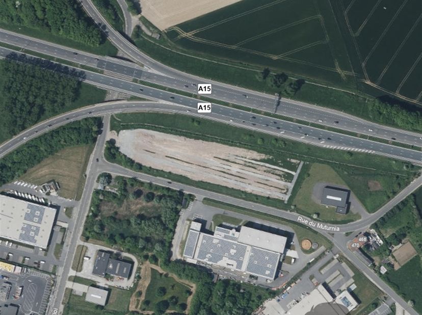 Situé au cœur de la zone industrielle stratégique de Gosselies, à proximité immédiate de Brussels South Charleroi Airport, ce terrain offre une opport