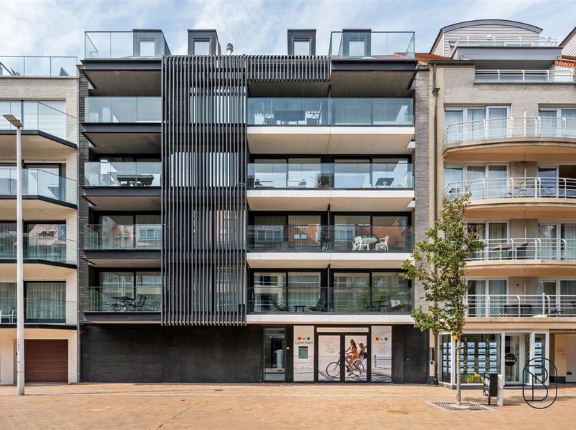 Te koop: recent mooi afgewerkt ruim appartement met 2 slaapkamers en leuk zuidgericht terras, op een topligging in Nieuwpoort. <br />
In een recente r