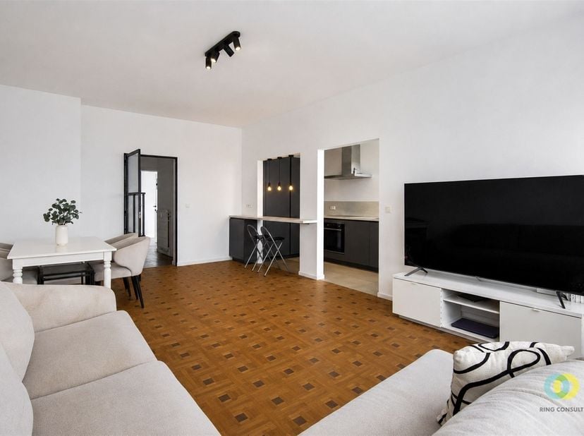 **IN OPTIE**Ontdek dit recent en stijlvol gerenoveerde appartement op de bovenste verdieping van een kleinschalig en uitstekend onderhouden gebouw in