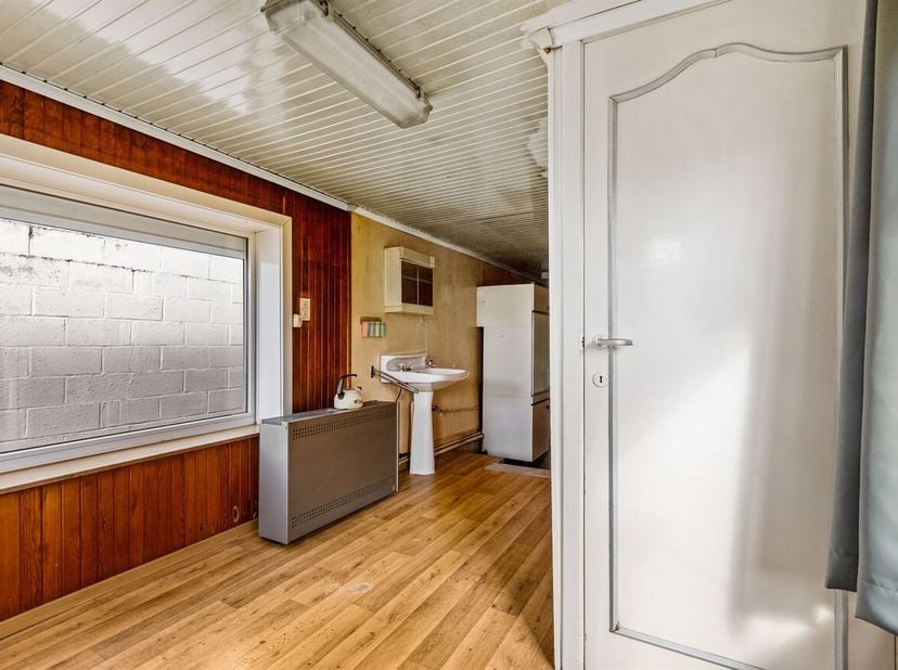 Te renoveren gezinswoning met 3 slaapkamers op een perceel van 631 m²<br />
Bent u op zoek naar een woning die u volledig naar eigen smaak kan renover