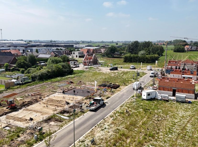 Langs de Hovaerestraat (rechts naast huisnummer 70) in Koekelare realiseren ze deze nieuwe verkaveling waar lot 16 te koop is. Je woont er op een boog