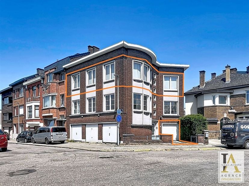 Dit lichte appartement in Angleur, tegenover het Parc Péralta en vlak bij alle voorzieningen (bus, station, scholen, winkels, ), zal u zeker bekoren d