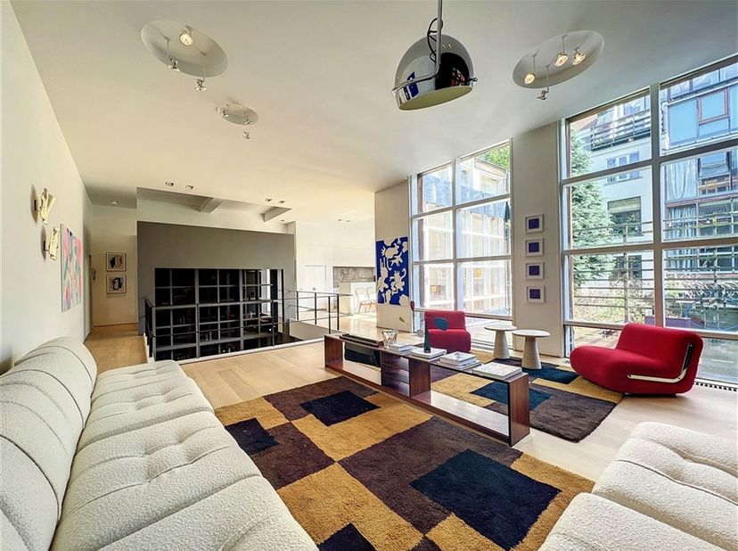 Ixelles - Châtelain<br />
<br />
Nous vous proposons d'acquérir un lumineux duplex de 250 m² entièrement rénové en 2026. <br />
<br />
Cette appar