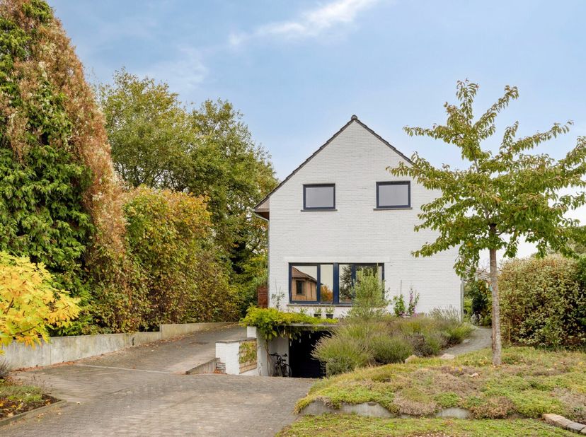 Deze villa is gelegen op een perceel van 30a 33ca met boomgaard, moestuin ruim terras en een prachtig zicht over de velden.<br />
Bij het betreden van